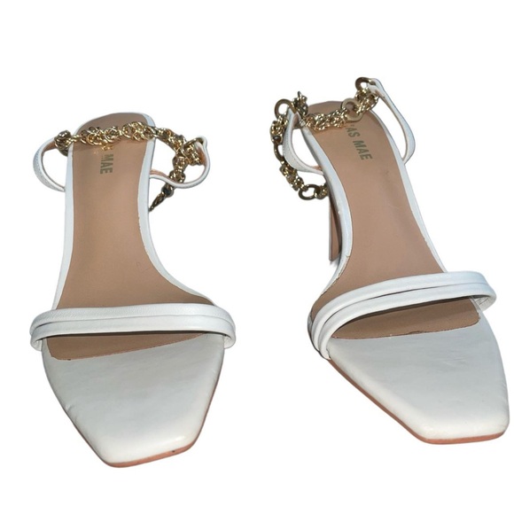 Alias Mae White Heels with Gold Chain - Picture 1 of 7
